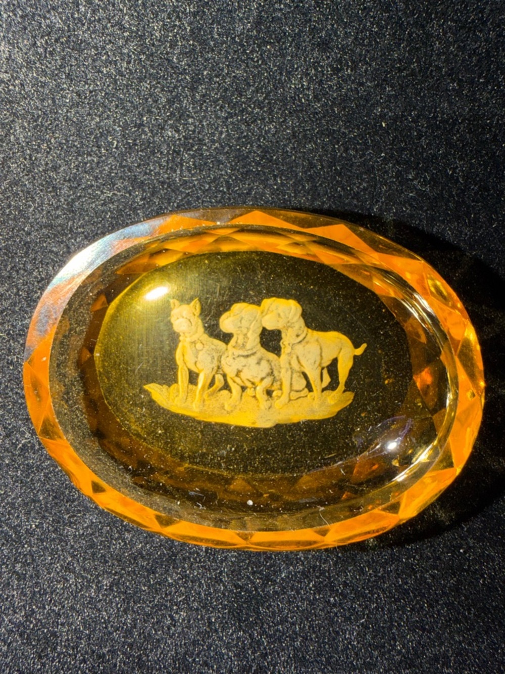 Vintage 1920-40s Bohemian Amber Glass Intaglio Salt Cellar Trio of Dogs - Picture 6 of 10